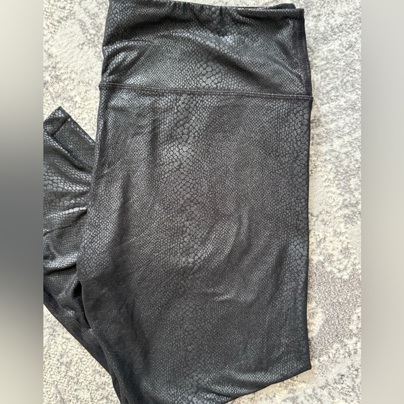 Black Snake Skin Patterned Leggings - Picture 4 of 8